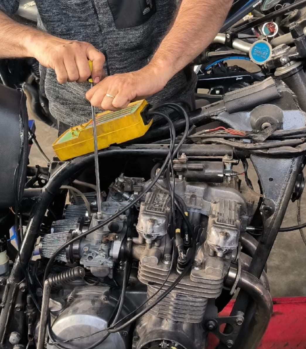 Entretien moto dans l'atelier C.S MOTO