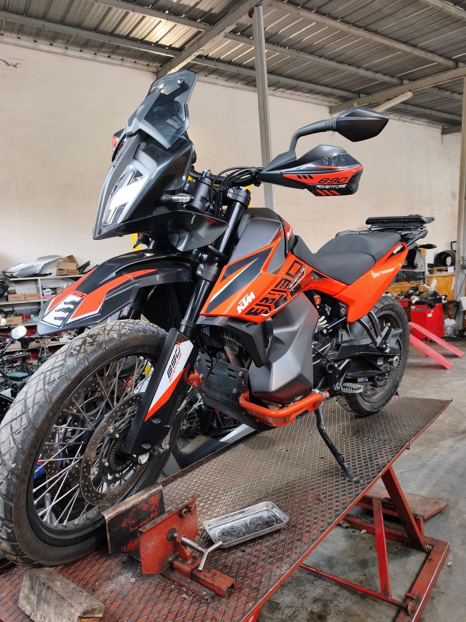 Moto en entretien dans l'atelier C.S MOTO